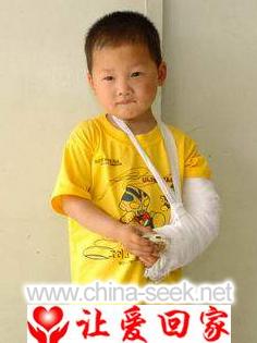 三岁男孩寻父母