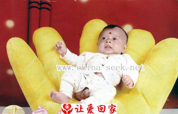 9个多月小男孩